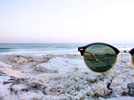 hair dye reaction can occur suddenly, look closely, picture of glasses