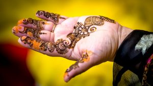 henna health : pure henna is good for health too ; hennaed hand