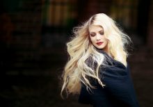 Natural blonde highlights with cassia obovata and rhubarb root