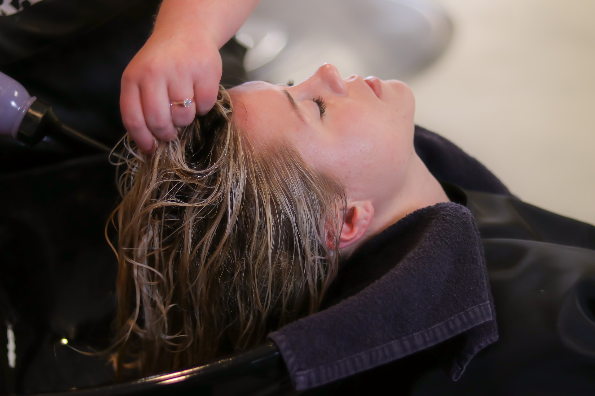 Are hair dyes safe? Picture of woman dying her hair